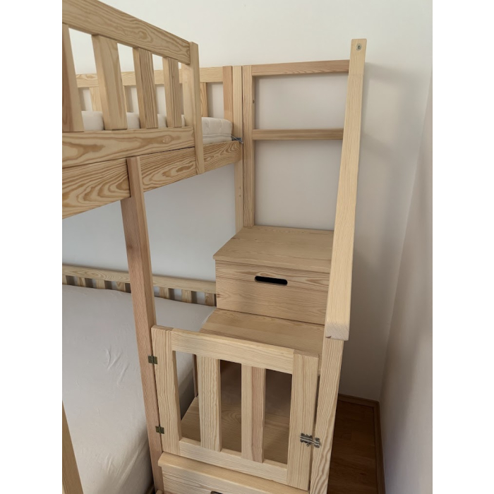 Massives Spielbett mit Treppe in Österreich aufgebaut